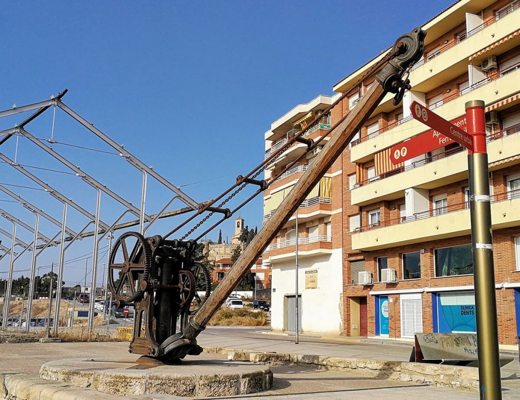 Crane of the docks of the road made in the 19th century in England. It has always been in this place for over 150 years. (Photo by Jaume Ramon). 